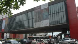 Fachada do Sesc Pompeia, em São Paulo, com faixa de exposição sobre Lina Bo Bardi