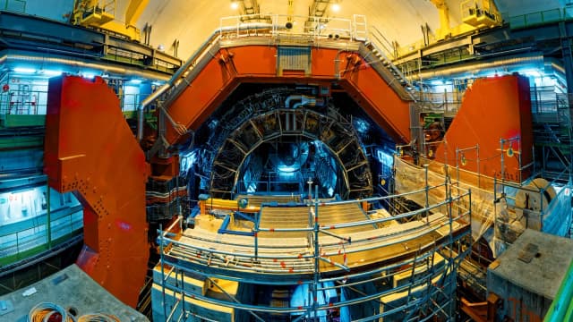 Detector ALICE do LHC, no CERN, usado no experimento