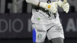 Goleiro do Coritiba em ação durante jogo do Brasileirão (foto de arquivo)