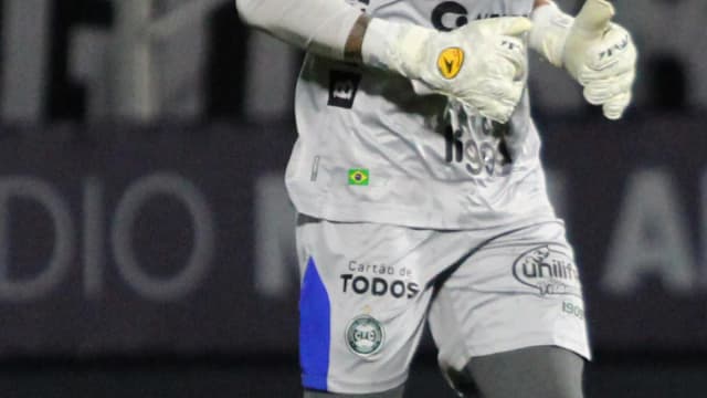 Goleiro do Coritiba em ação durante jogo do Brasileirão (foto de arquivo)