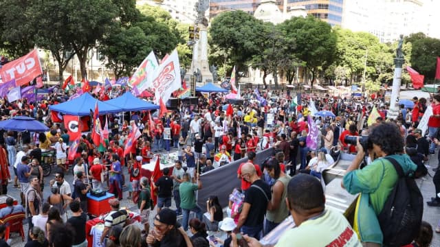 Manifestantes com bandeiras vermelhas protestam contra a escala 6x1 em ato de rua, foto de arquivo