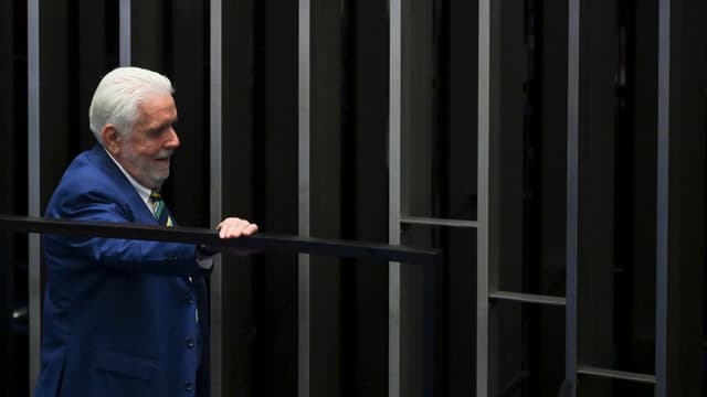 O senador Jaques Wagner deixa o plenário do Senado Federal, em foto de arquivo de abril de 2026