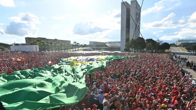 Multidão acompanha discurso de posse de Lula em 2023, em Brasília (foto de arquivo)
