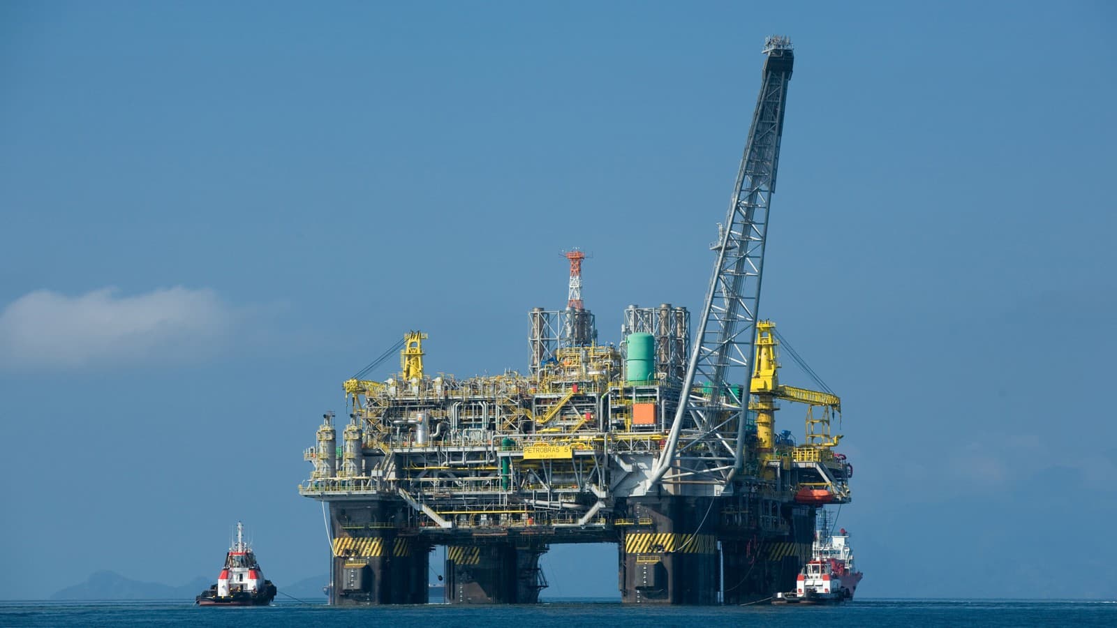 Plataforma de petróleo da Petrobras no mar, com rebocadores ao lado (foto de arquivo, ilustrativa)