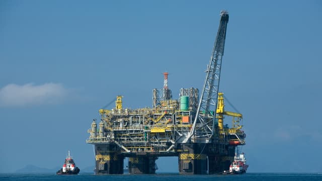 Plataforma de petróleo da Petrobras no mar, com rebocadores ao lado (foto de arquivo, ilustrativa)