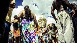 Público reunido na Praça da Estação, em Belo Horizonte, com a Estação Central ao fundo