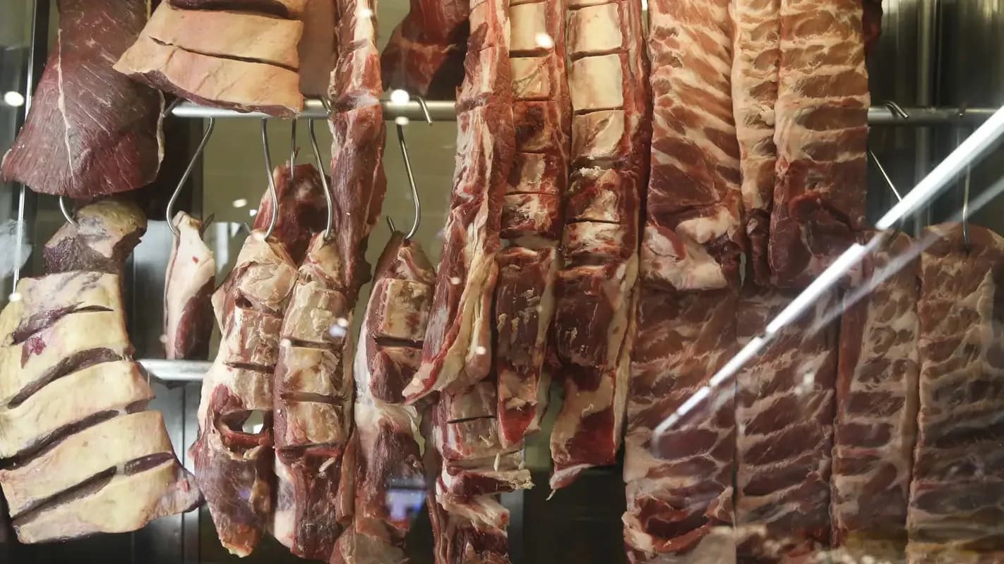Peças de carne bovina penduradas em imagem de arquivo