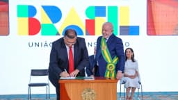 Flávio Dino assina termo de posse como ministro da Justiça ao lado de Lula em foto de arquivo