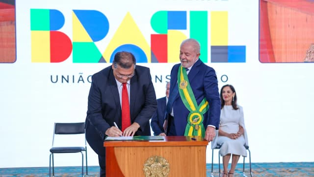 Flávio Dino assina termo de posse como ministro da Justiça ao lado de Lula em foto de arquivo