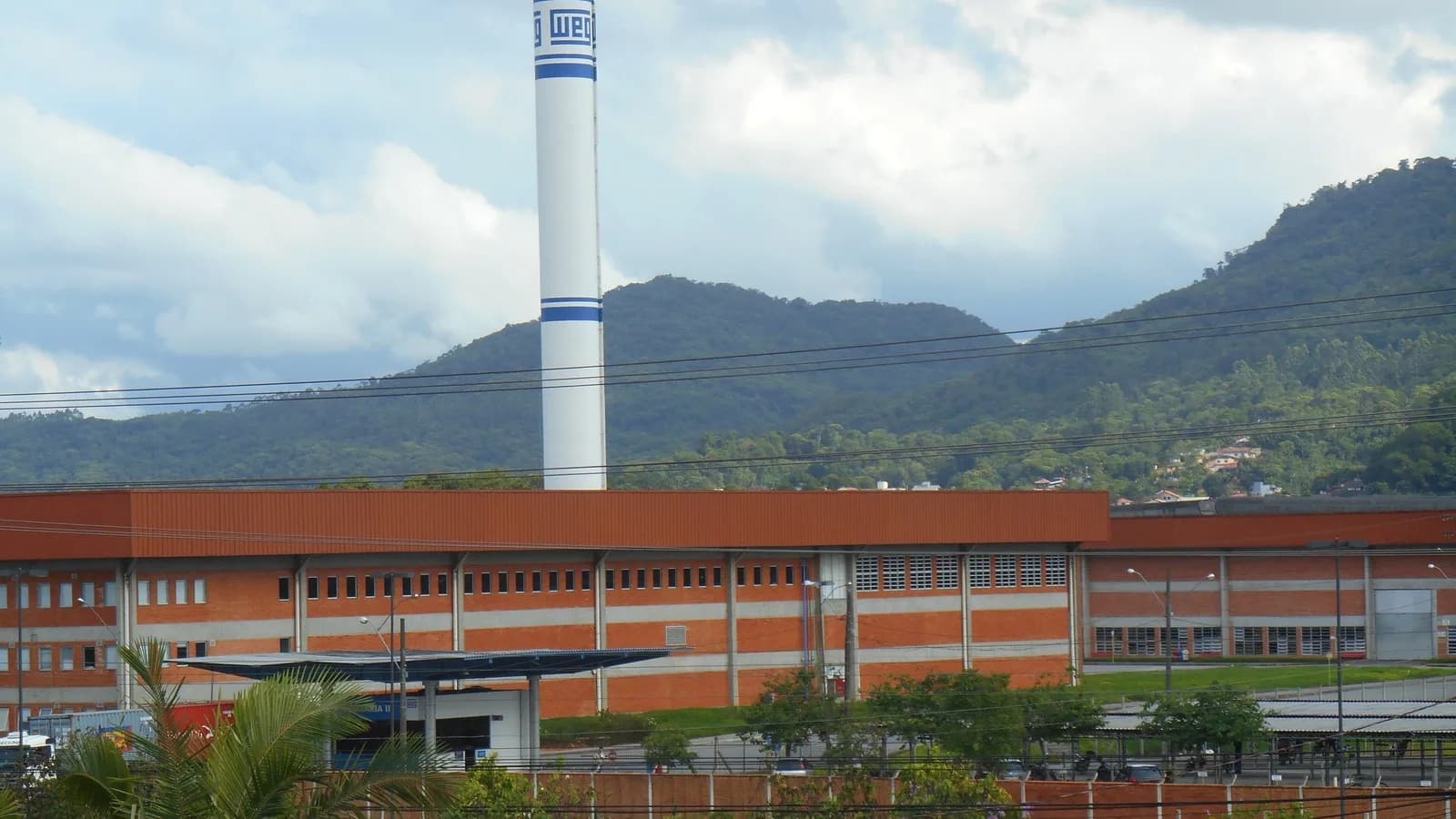 Fachada da fábrica da WEG em Jaraguá do Sul, Santa Catarina