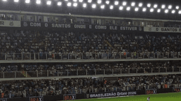 Torcida lotando a arquibancada da Vila Belmiro em jogo do Santos pelo Brasileirão 2026