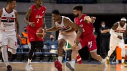 Jogadores disputam lance de bola durante partida de basquete do NBB