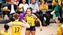 Jogadora da seleção brasileira de vôlei comemora ponto ao lado da companheira Bergmann (nº17), de costas, em jogo de arquivo de 2025