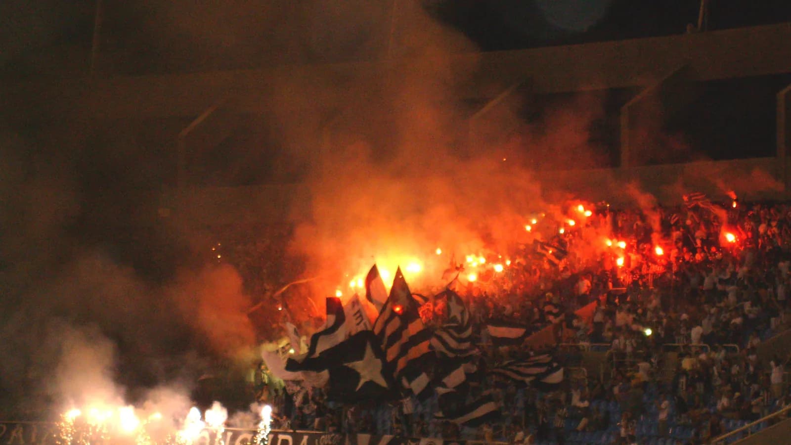 Torcida do Botafogo acende sinalizadores nas arquibancadas, foto de arquivo