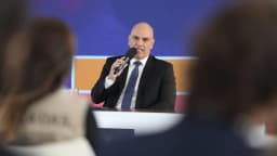 Ministro Alexandre de Moraes fala ao microfone durante entrevista coletiva
