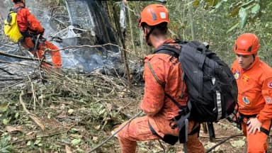 Bombeiros militares em ação durante operação de resgate, usando capacete e uniforme laranja (foto de arquivo ilustrativa)