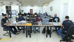 Servidores eleitorais conferem urna eletrônica durante teste de integridade