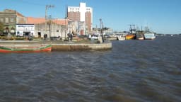 Cais do Porto do Rio Grande, no Rio Grande do Sul, com embarcações e construções à beira da água