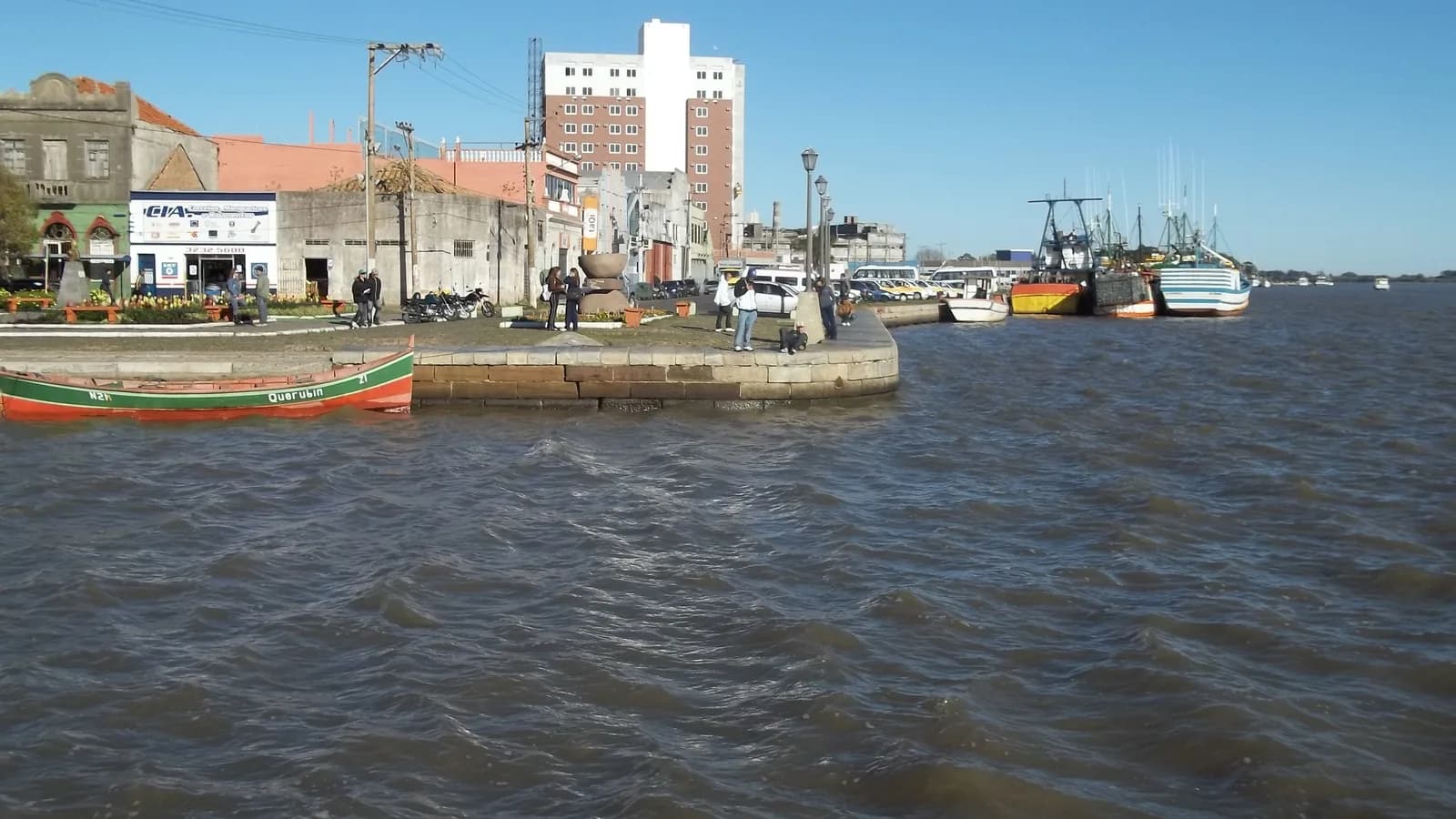 Cais do Porto do Rio Grande, no Rio Grande do Sul, com embarcações e construções à beira da água