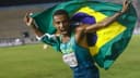 Corredor brasileiro comemora com a bandeira do Brasil após treinar com atletas quenianos antes de estreia olímpica