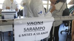 Posto de vacinação contra o sarampo na Estação Metrô Tucuruvi, em São Paulo
