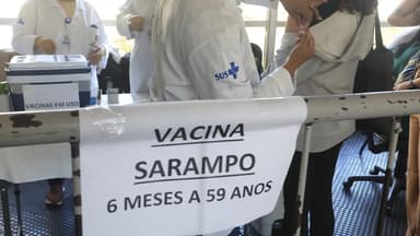 Posto de vacinação contra o sarampo na Estação Metrô Tucuruvi, em São Paulo