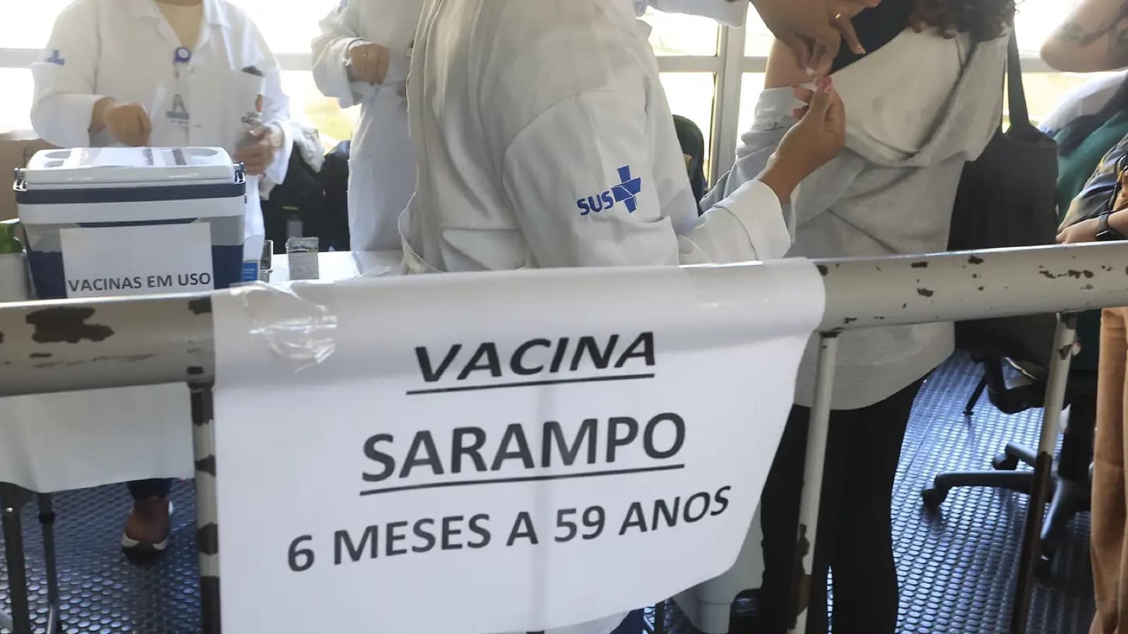 Posto de vacinação contra o sarampo na Estação Metrô Tucuruvi, em São Paulo