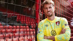 Goleiro Neto sorri em foto de arquivo com uniforme do Bournemouth