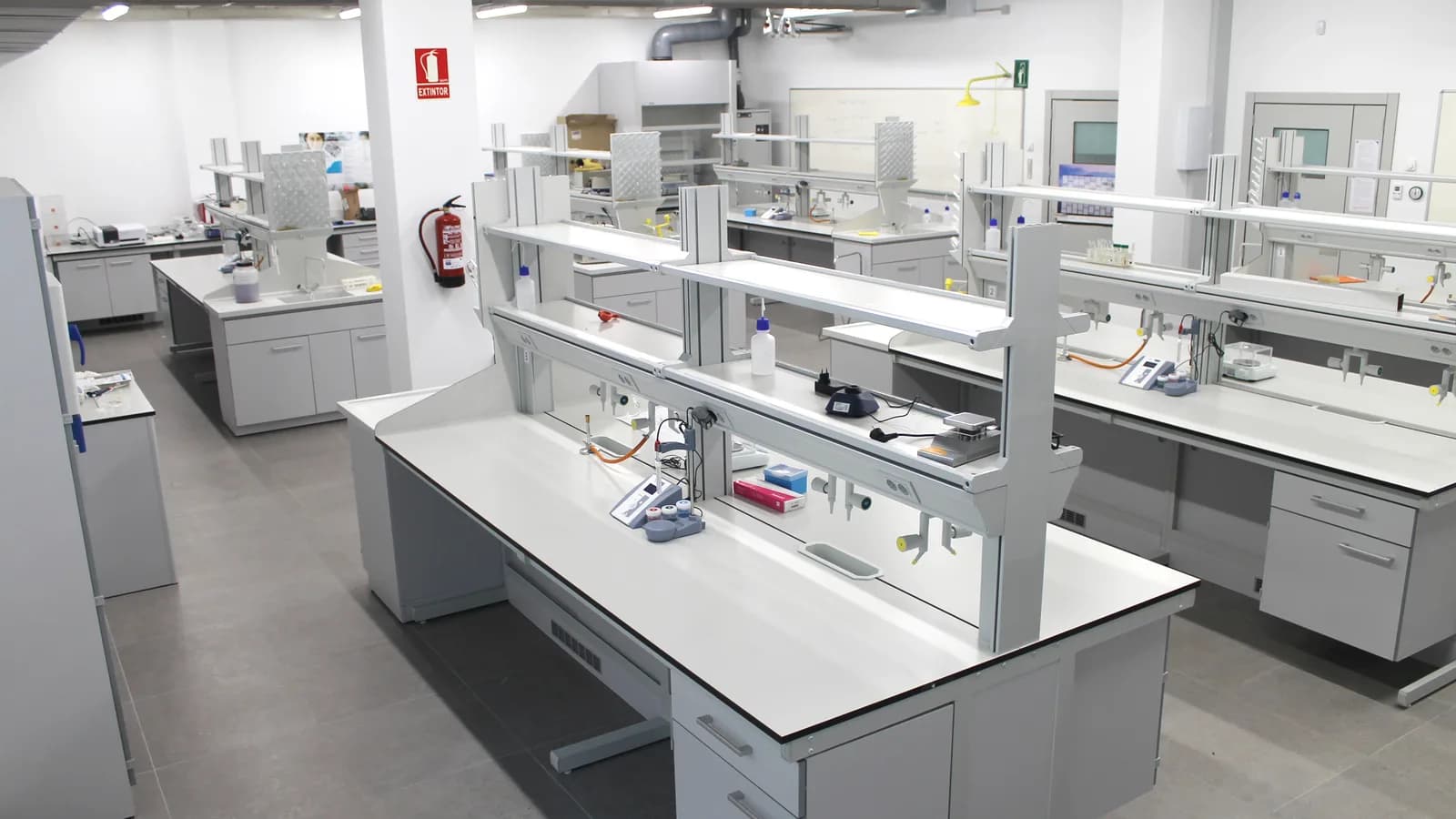 Laboratório de pesquisa com bancadas e equipamentos
