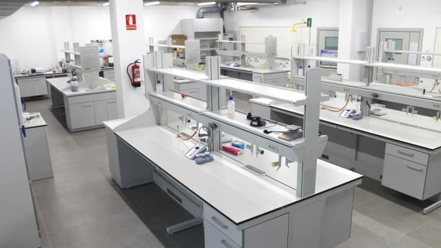 Laboratório de pesquisa com bancadas e equipamentos