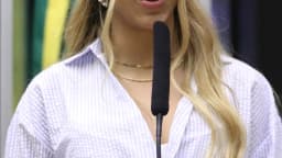 A deputada federal Erika Hilton (PSOL-SP) discursa durante sessão na Câmara dos Deputados
