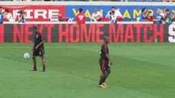 Clarence Seedorf em campo como jogador do Milan, em amistoso de 2010 (foto de arquivo)