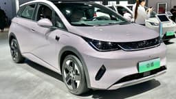 BYD Dolphin exposto em salão automotivo, carro elétrico na cor lilás visto de frente