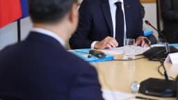 Emmanuel Macron durante reunião no Palácio do Eliseu