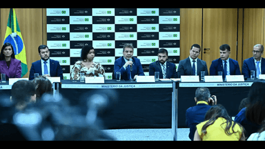 Coletiva de imprensa do Ministério da Justiça e Segurança Pública sobre a Operação Rede Interrompida, com ministro ao microfone e autoridades à mesa