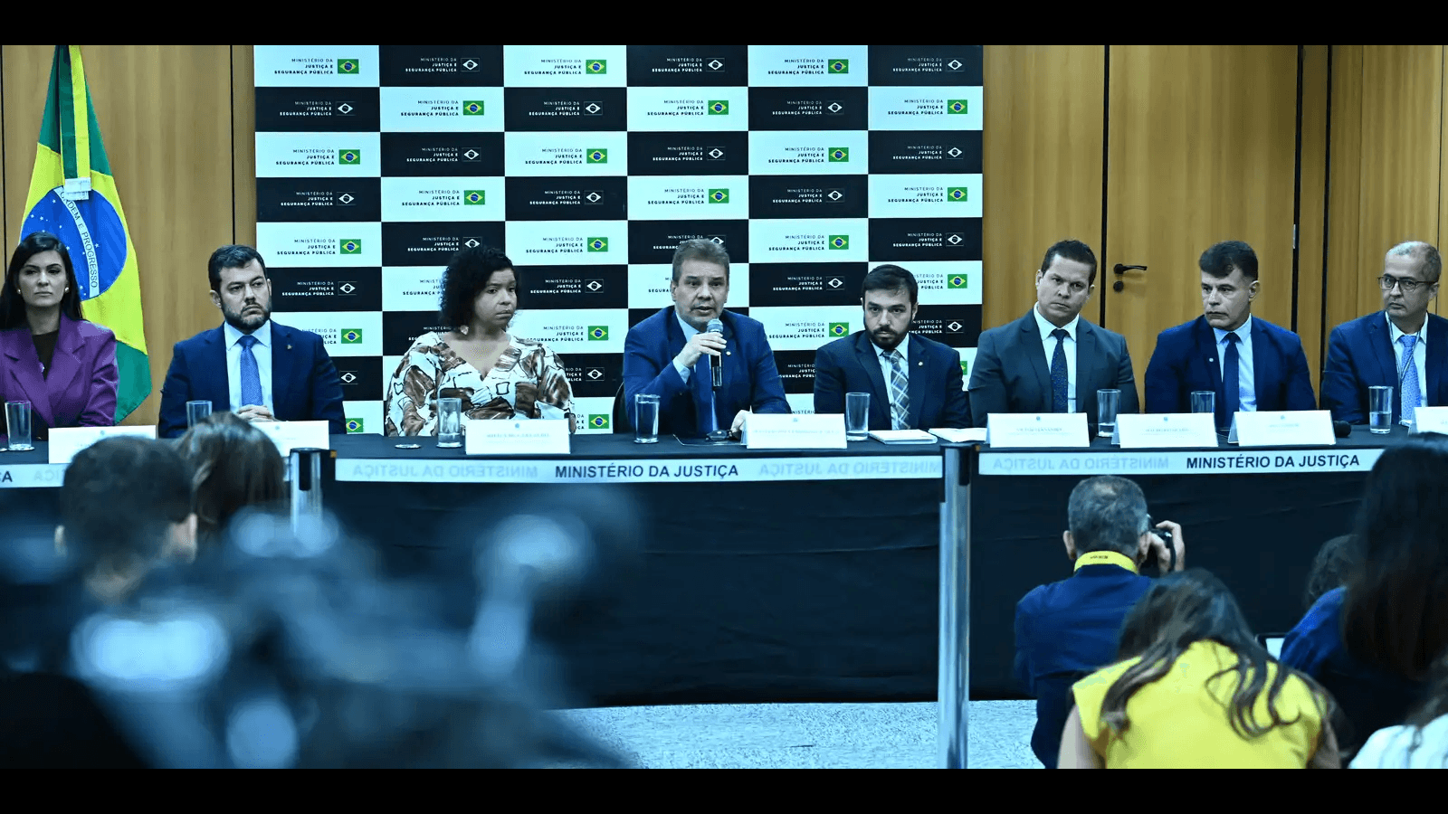 Coletiva de imprensa do Ministério da Justiça e Segurança Pública sobre a Operação Rede Interrompida, com ministro ao microfone e autoridades à mesa