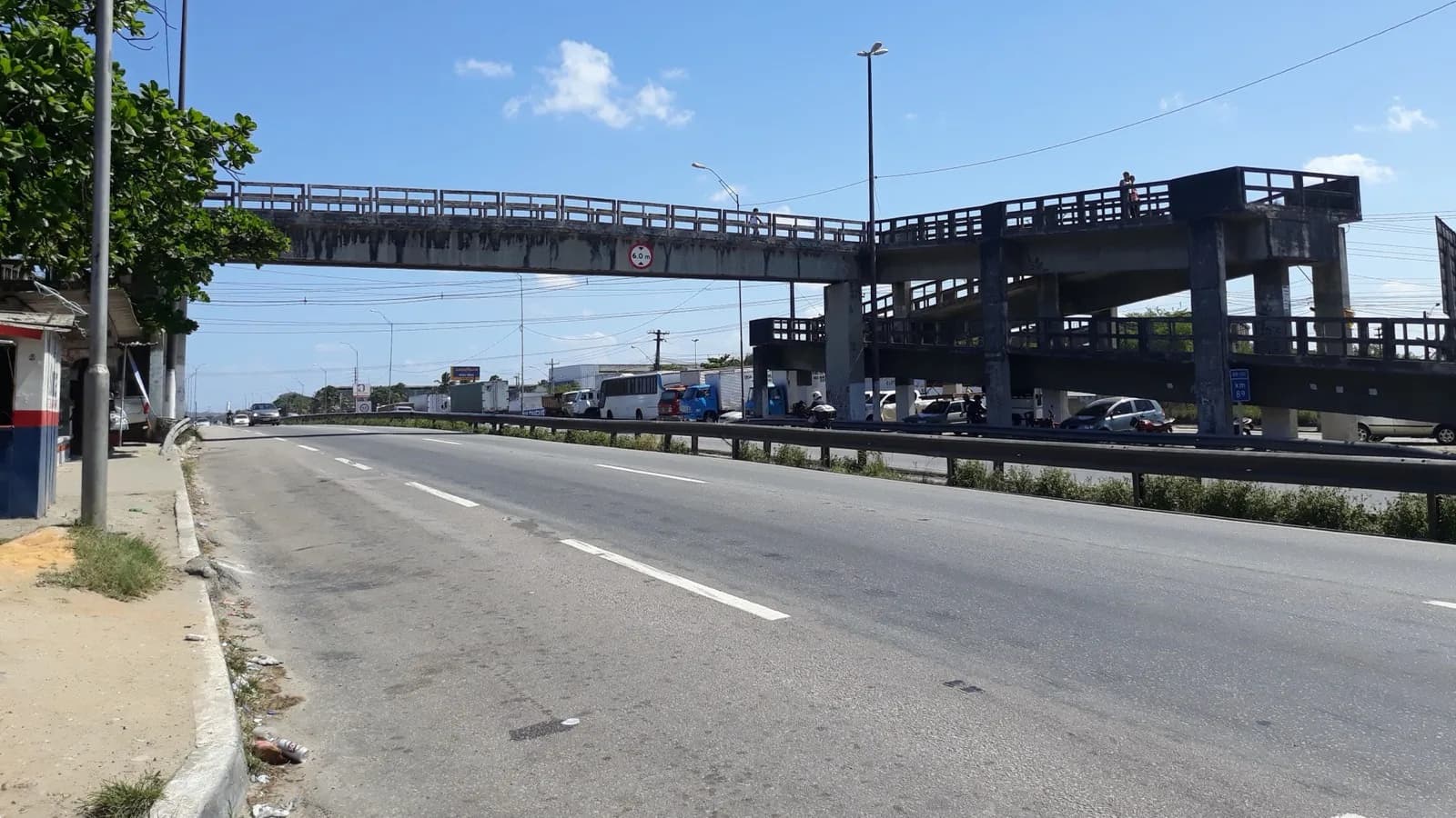 Trecho de rodovia federal brasileira (BR-101) com tráfego de veículos, imagem de arquivo usada como contexto do sistema de pedágio eletrônico