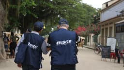 Agentes do IBGE em trabalho de campo, uniformizados
