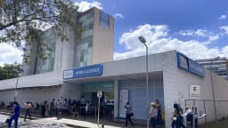 Entrada do ambulatório de um hospital público, com pessoas caminhando