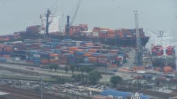 Vista aérea do Porto de Santos com navios porta-contêineres e pátio de cargas