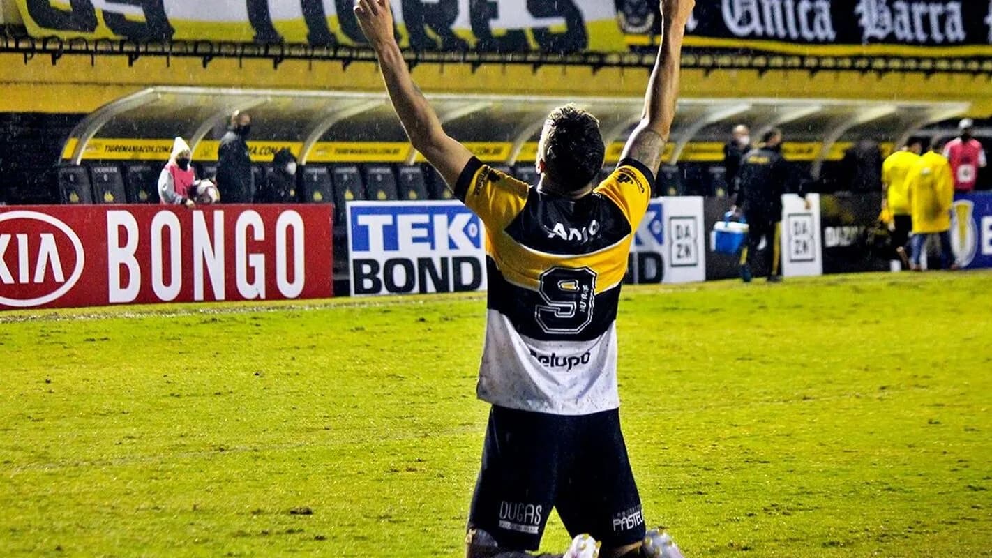 Jogador do Criciúma comemora em campo, foto de arquivo