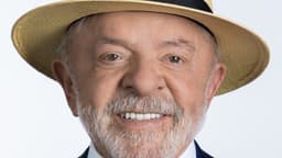 Retrato oficial do presidente Luiz Inácio Lula da Silva sorrindo, usando chapéu de palha e terno azul, foto usada no registro de candidatura de 2026
