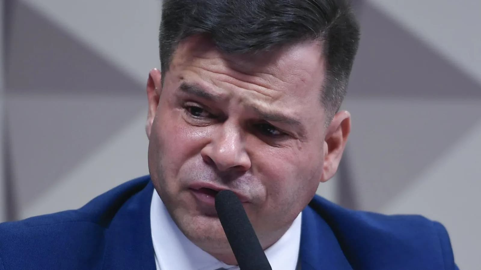 Silvinei Vasques fala ao microfone durante depoimento na CPMI do 8 de Janeiro