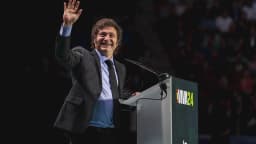 Javier Milei discursa em pódio durante evento do partido espanhol Vox