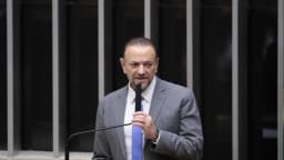 Edinho Silva discursa ao microfone durante evento na Câmara dos Deputados