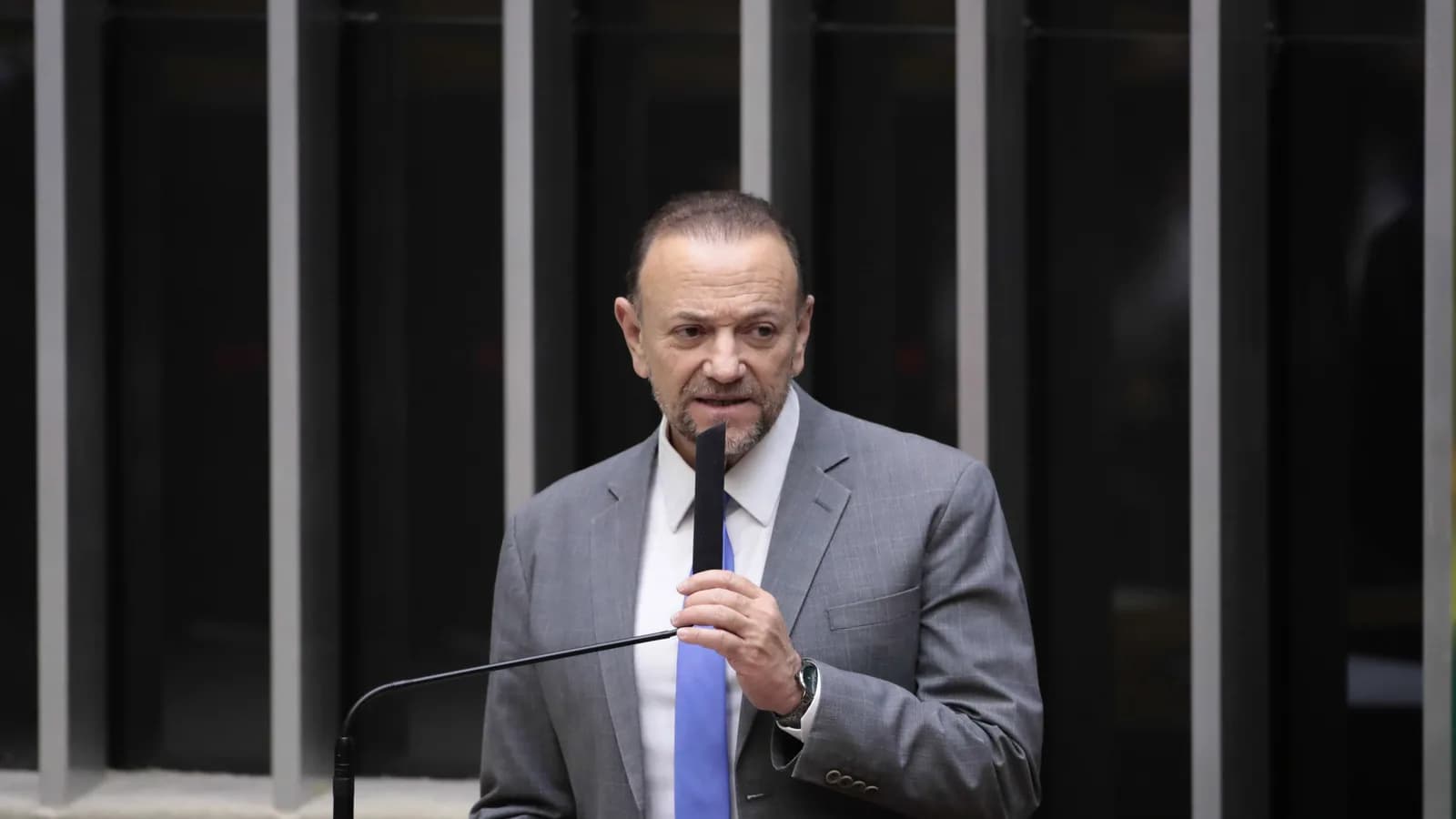 Edinho Silva discursa ao microfone durante evento na Câmara dos Deputados
