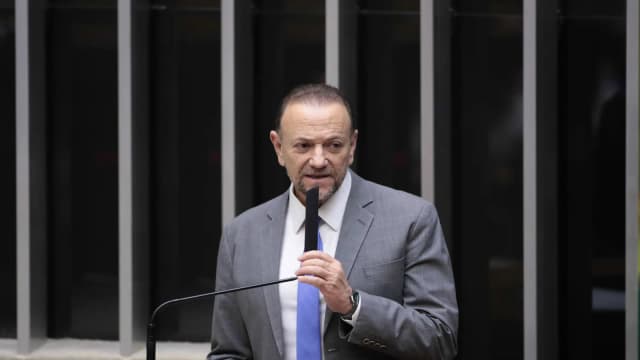 Edinho Silva discursa ao microfone durante evento na Câmara dos Deputados