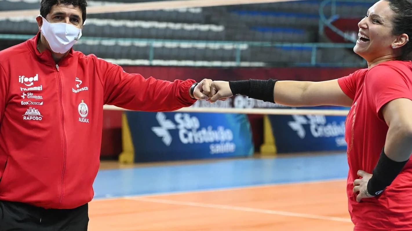 Jogadoras em quadra durante partida do Campeonato Paulista de Vôlei