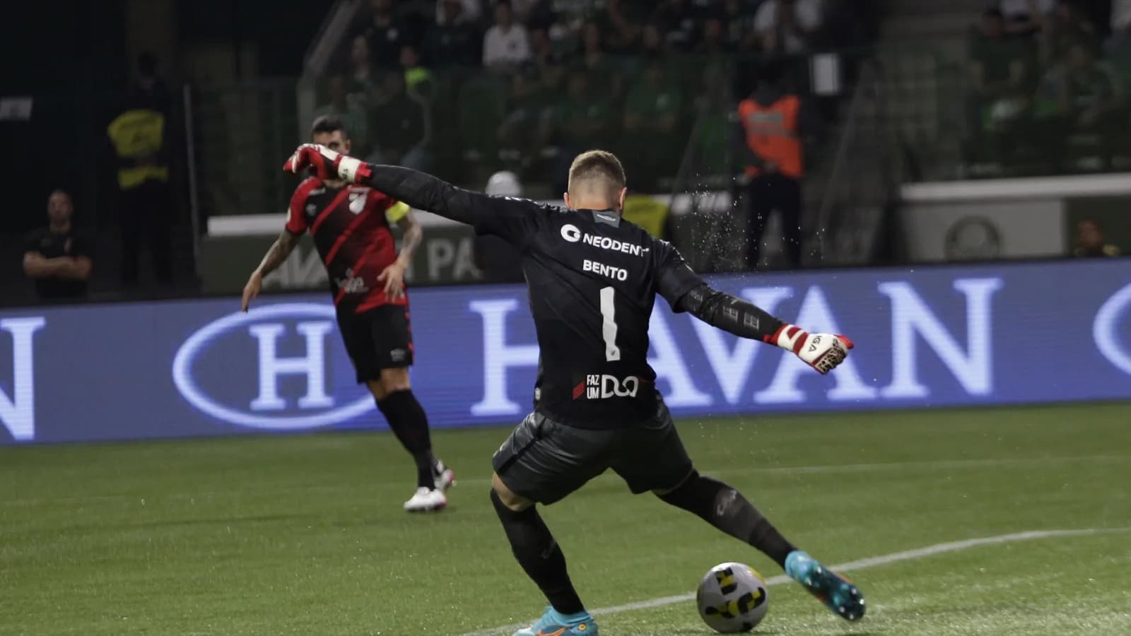Goleiro do Athletico Paranaense, de uniforme preto, cobra tiro de meta com um companheiro de time ao fundo, em foto de arquivo de jogo do time