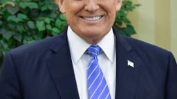 Donald Trump sorrindo durante encontro no Salão Oval da Casa Branca